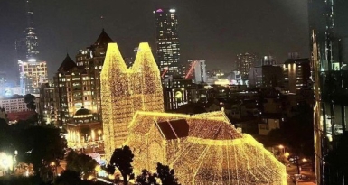 Nhà thờ Đức Bà rực rỡ trong đêm, người dân Sài Gòn đổ ra đường trước Noel
